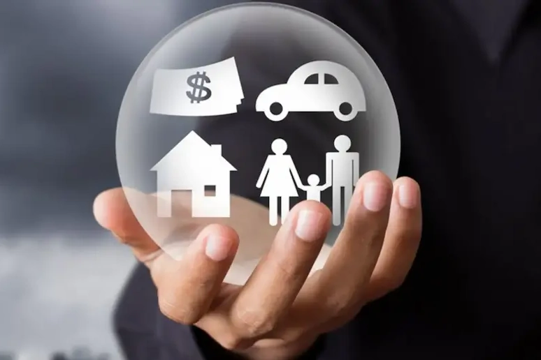 Mano sosteniendo bola de cristal