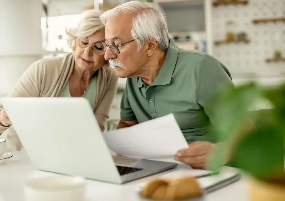 pareja de jubilados frente a un ordenador