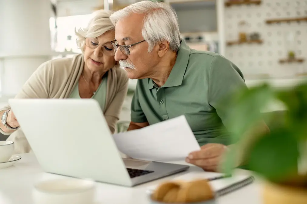 pareja de jubilados frente a un ordenador