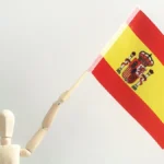 muñeco de madera con bandera española