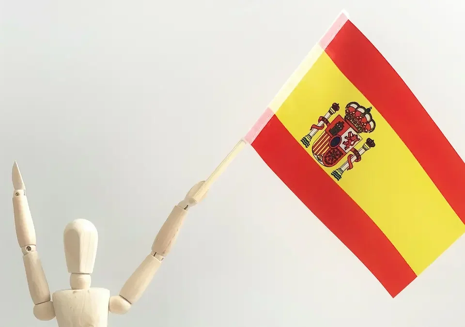 muñeco de madera con bandera española