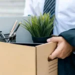 manos aguantando una caja