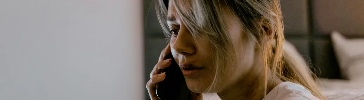 mujer agredida al teléfono
