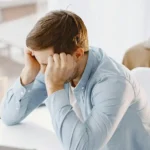 hombre preocupado manos en cabeza