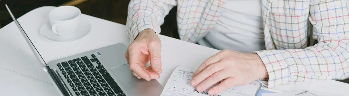 hombre revisando documento