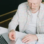 hombre revisando documento