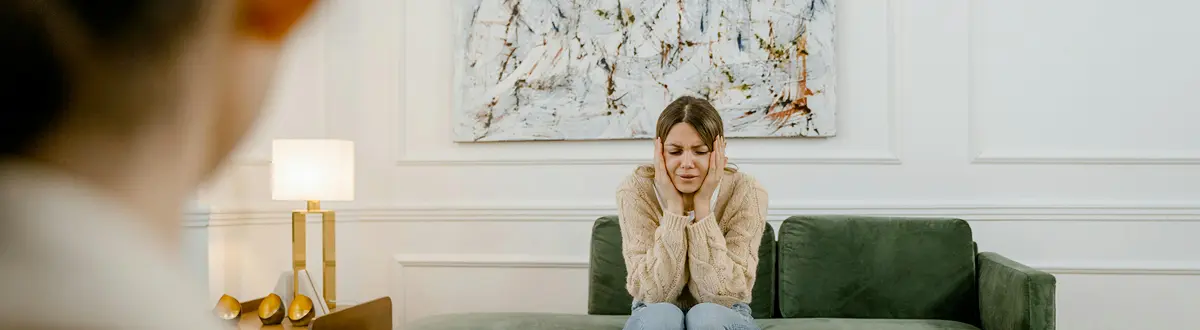 Mujer maltratada sentada en sofa