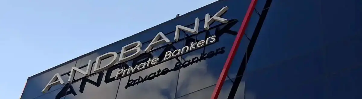 hombre tapándose la cara con la mano